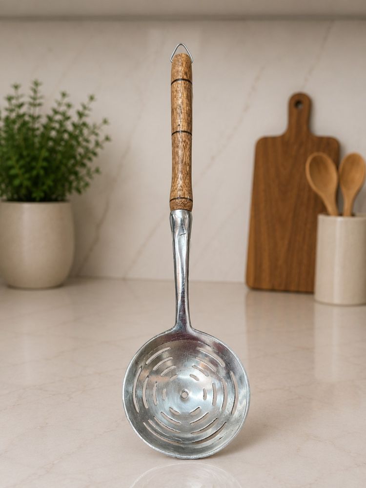 Espumadera con mango de madera
