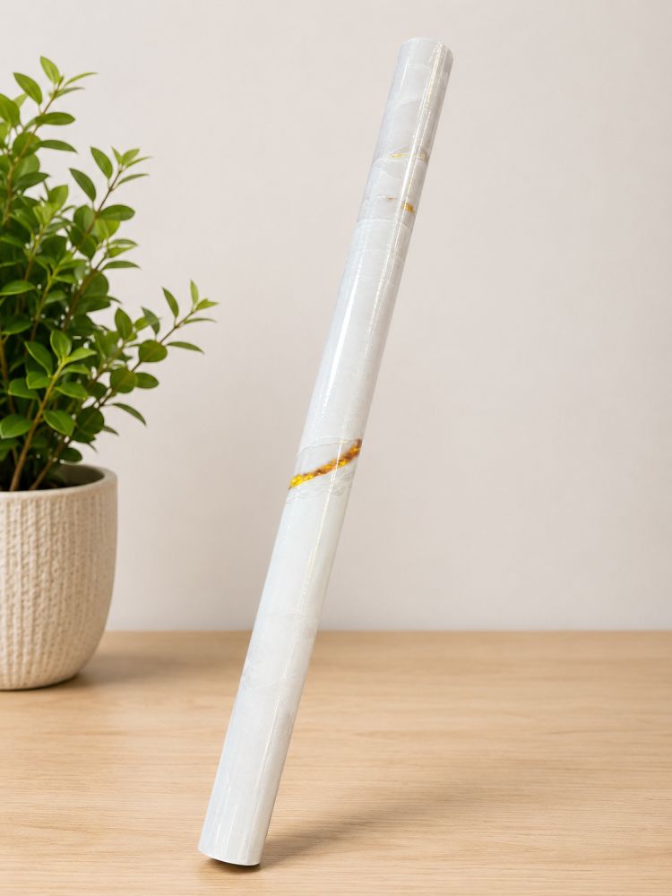 Rollo de papel tapiz blanco con detalles dorados